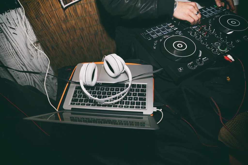 Ce que contient un pack de matériel de sonorisation complet d’un DJ