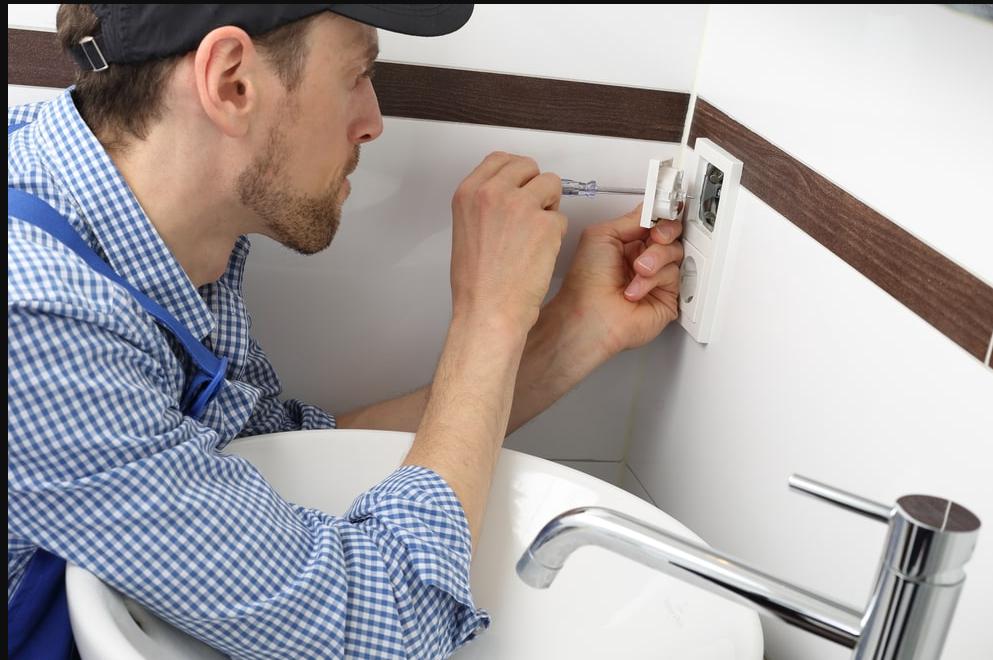 Plomberie et électricité dans la création de salle de bain