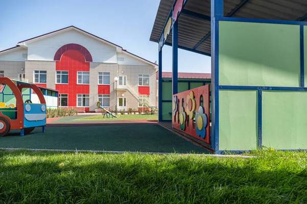Comment concevoir un préau scolaire sûr et résistant ?